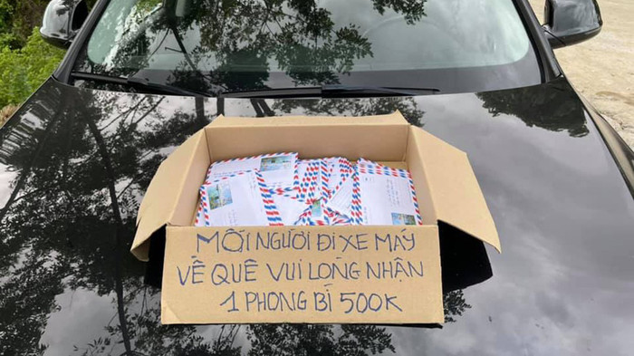 Thùng carton chứa nhiều phong bì trị giá 500k hỗ trợ bà con khiến nhiều người ấm lòng