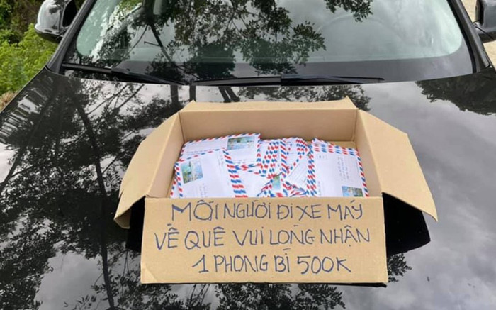 Tấm bảng 'Mỗi người đi xe máy về quê vui lòng nhận 1 phong bì 500k' khiến nhiều người ấm lòng Ảnh 2
