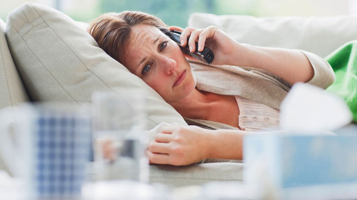 Biểu hiện triệu chứng Covid-19 ở phụ nữ thường đau tức ngực và ho 