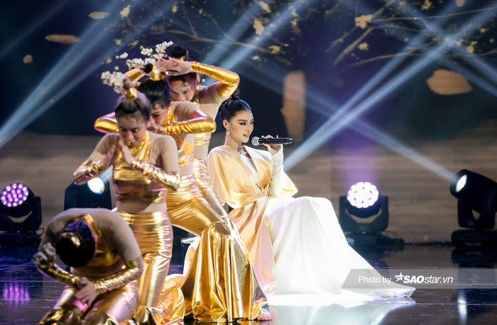 Là Á hậu, Lona đương nhiên đẹp, nhưng sắc sảo, quyến rũ và ngày càng thăng hoa như cô nàng quả thật khiến không chỉ fan nhan sắc mà cả khán giả bình thường cũng phải vỡ oà.