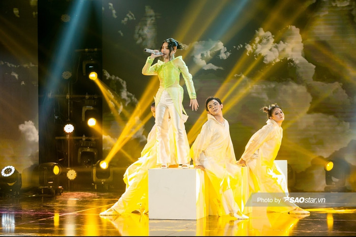 Cô nàng diện bộ áo vàng organza ấn tượng, chất liệu trong suốt, cách cắt lạ mắt...