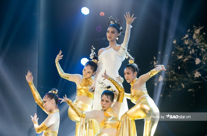 Tạo hình quyền quý mang nét văn hóa trong trang phục, kiểu tóc cực kỳ phù hợp với màn trình diễn...