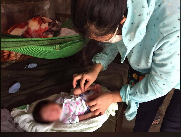 Bé trai sơ sinh bị bỏ rơi trong vườn của nhà dân. Ảnh: VietNamNet