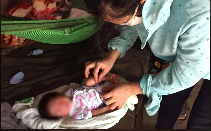 Xót xa bé trai sơ sinh bị bỏ rơi trong chiếc giỏ nhựa tại vườn của nhà dân ở Hà Tĩnh Ảnh 2