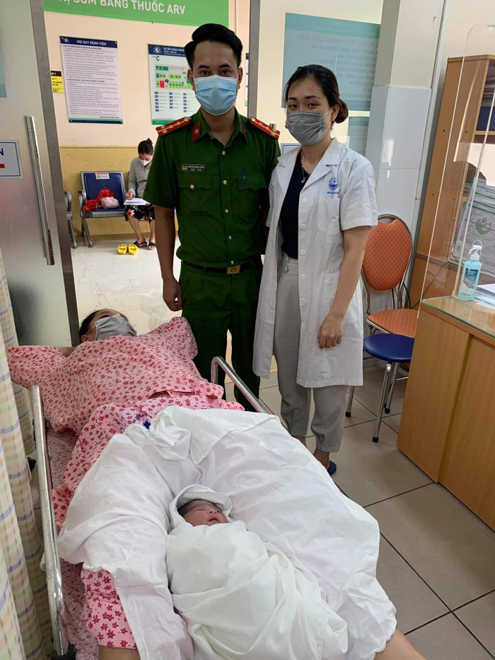 Hai mẹ con sau đó được đưa đến Bệnh viện Phụ sản Hà Nội để kiểm tra sau khi sinh. Ảnh: Thanh Niên