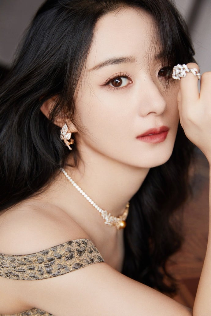 Trái ngược với những hình ảnh già nua, tiều tụy của chồng cũ, nhan sắc của Lệ Dĩnh ngày càng thăng hạng sau ly hôn