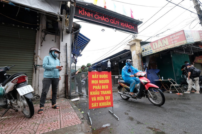 Theo đó, Ban chỉ đạo phòng chống dịch quận Nam Từ Liêm đã cho triển khai các biện pháp y tế, lấy mẫu xét nghiệm cho các tiểu thương có liên quan.