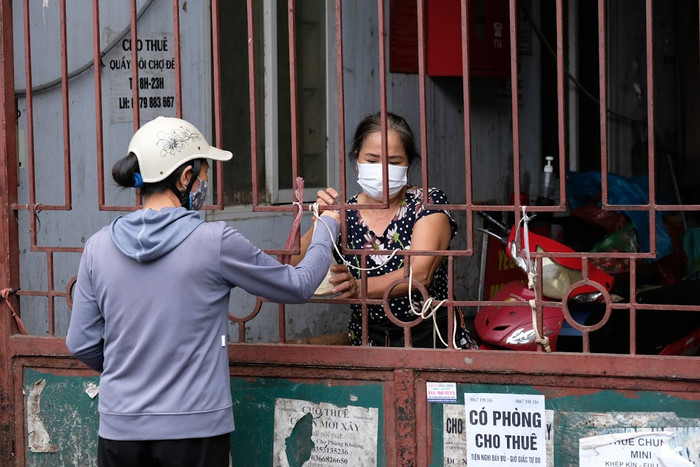 Người dân khu vực được lấy mẫu xét nghiệm và liên hệ chuyển các trường hợp F1 đi cách ly tại khu cách ly tập trung. 