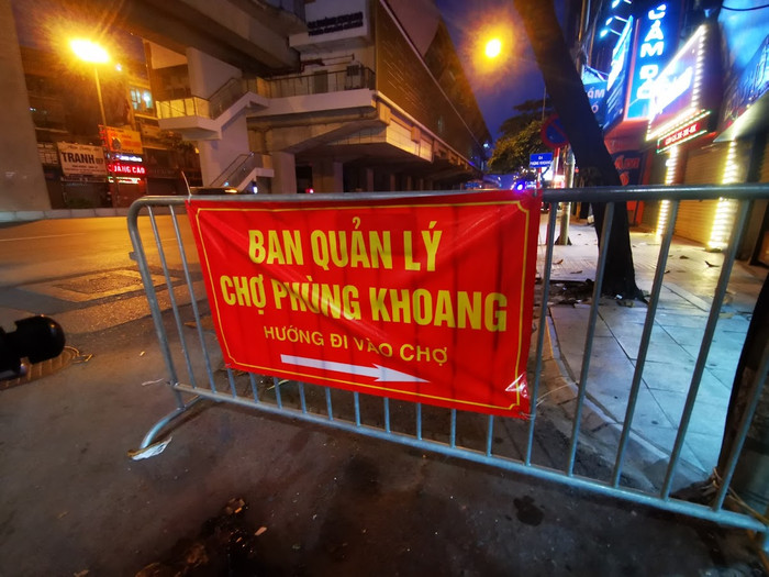 Sáng 1/8. lãnh đạo UBND quận Nam Từ Liêm (Hà Nội) cho biết, lực lượng chức năng đã tạm dừng hoạt động chợ Phùng Khoang (phường Trung Văn, quận Nam Từ Liêm) sau khi phát hiện một người bán rau tại chợ này dương tính với SARS-CoV-2.