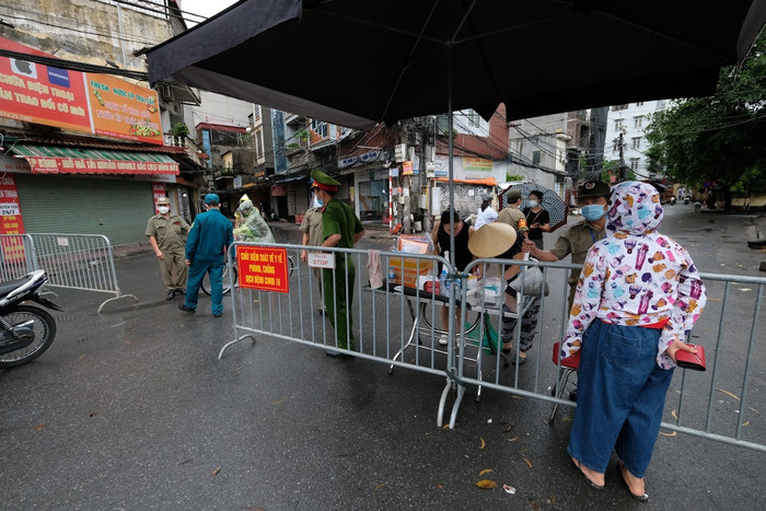 Toàn chợ Phùng Khoang cũng đã được tiến hành phun khử khuẩn. 