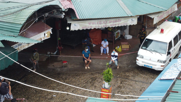 Hình ảnh các tiểu thương được lấy mẫu xét nghiệm COVID-19