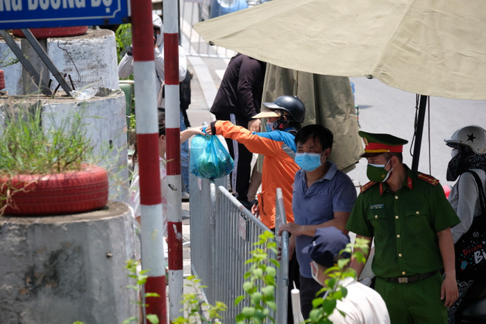 Mỗi người dân cần tự giác nâng cao ý thức phòng chống dịch để chung tay đẩy lùi dịch bệnh ở thời điểm này.