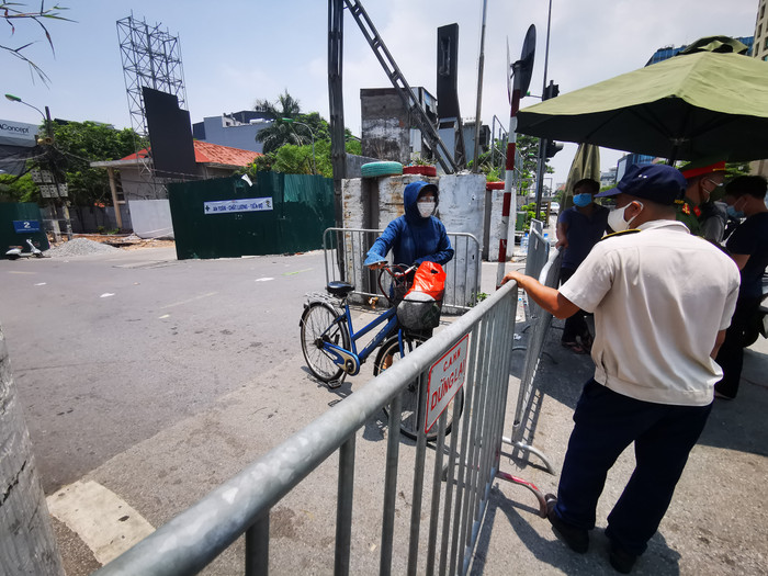 Người dân cần liên hệ ngay đến các đơn vị y tế khi thấy ho, sốt, khó thở để được xét nghiệm và thực hiện các biện pháp phòng dịch.
