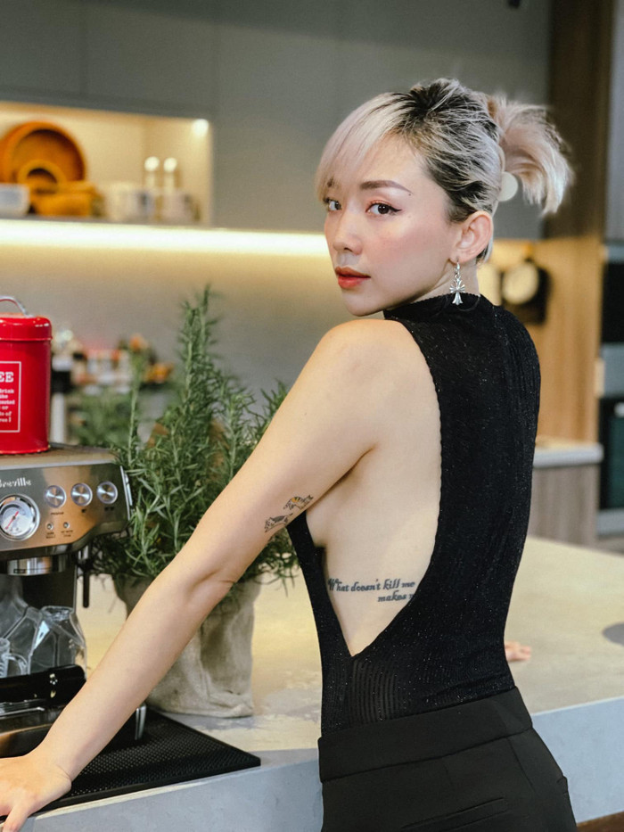 Vóc dáng nóng bỏng của Tóc Tiên trong kiểu áo khoét mạn sườn lộ vòng 1 lấp ló