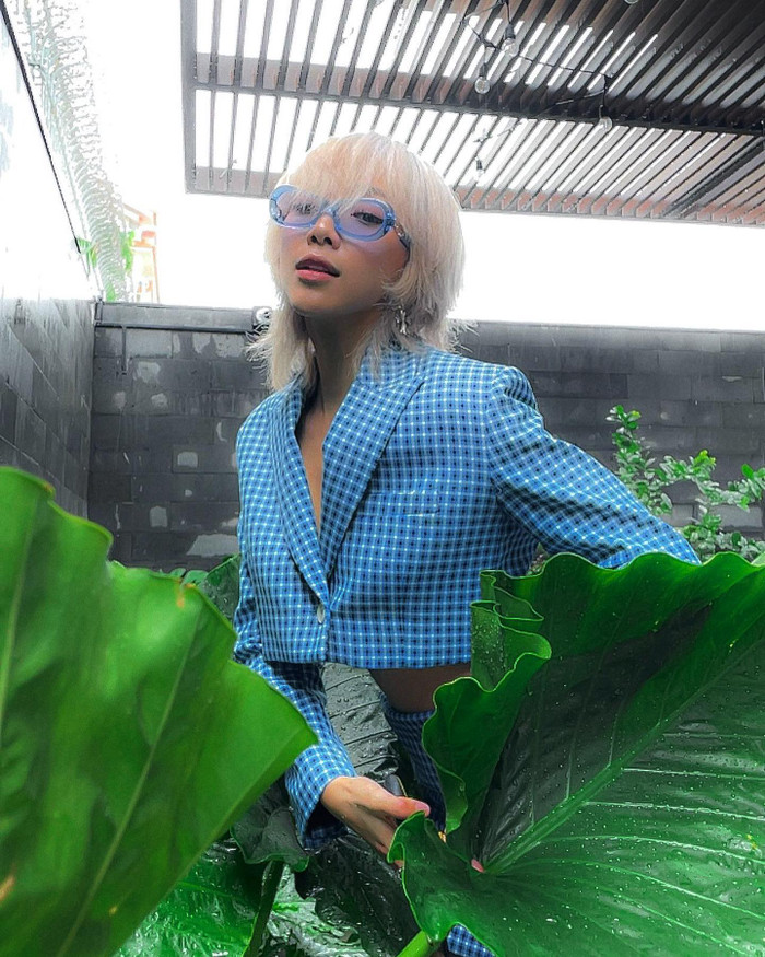 Áo suit blazer croptop được mix cùng chân váy đồng điệu thêm thắt phụ kiện kính mát xuyệt tông 