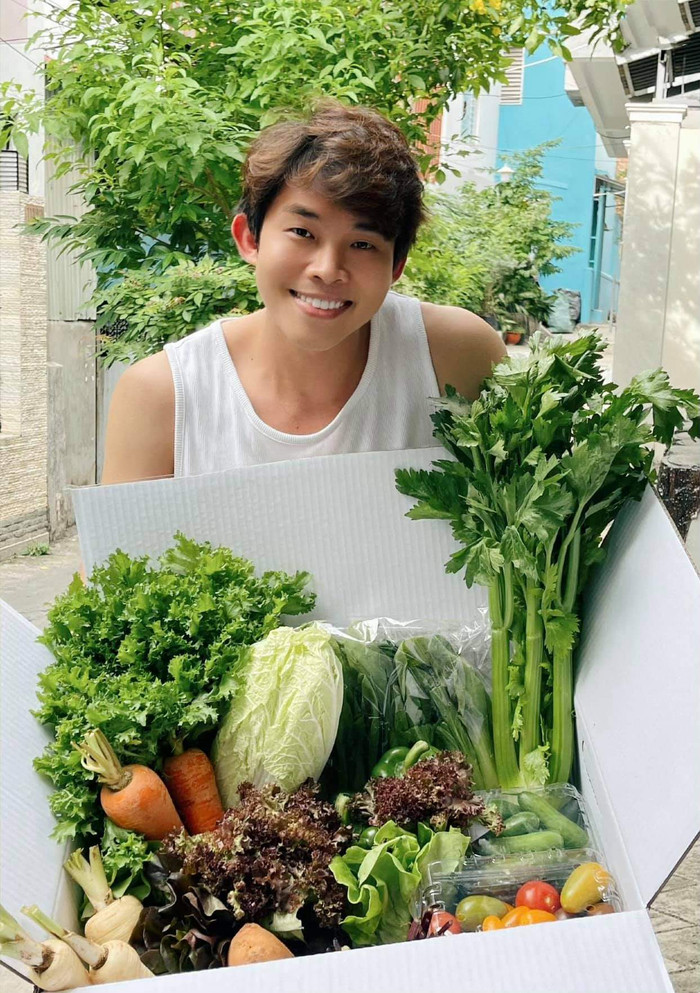 Nam stylist cho hay, mình là người theo chế độ eat clean, nhân thời gian giãn cách, nên đã thực hiện những clip nấu ăn này, vừa để bản thân được ăn ngon, vừa chia sẻ, truyền cảm hứng đến mọi người.