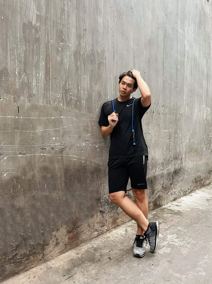 Trần Đạt cũng cho hay, mình là người rất dễ tăng cân nên anh dành nhiều thời gian tập luyện vừa sức tại nhà...