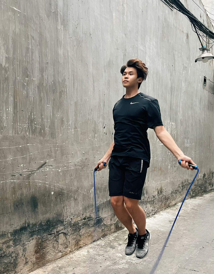 Trước khi giãn cách, nam stylist thường đạp xe, vận động ngoài trời, nhưng nay anh chuyển hướng nhảy dây, tập các bài thể dục tại nhà để giữ sức khỏe, tinh thần lạc quan, tích cực.