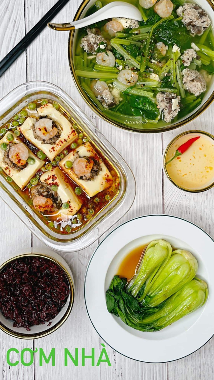 Anh từng chia sẻ: 'Thời điểm này điều cần nhất là giữ một tinh thần tích cực nhất, tìm cách giải trí và nâng cao sức khoẻ một cách lành mạnh. Xung quanh toàn những thông tin tiêu cực, thay vì ủ rủ thì hãy nhìn nhận vấn đề theo một cách khác đi, tìm những thứ có ích để làm...'