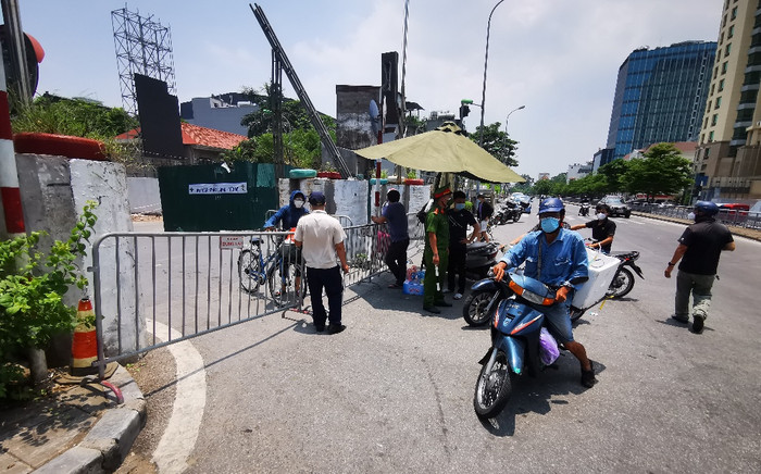 Xử lý người đàn ông cầm kiếm đuổi đánh lực lượng chức năng tại chốt phòng dịch Covid-19 Ảnh 2