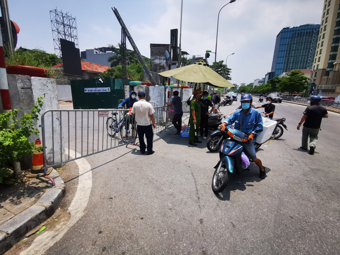 Lực lượng chức năng thiết lập nhiều chốt kiểm soát dịch bệnh trên địa bàn TP Hà Nội.