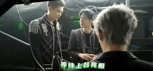 Chuyện giờ mới kể: Vương Nhất Bác 'dính như sam' với UNIQ ở hậu trường concert của công ty Ảnh 6