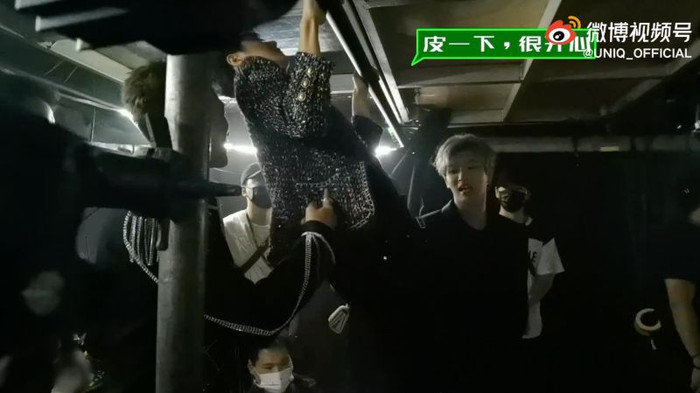 Chuyện giờ mới kể: Vương Nhất Bác 'dính như sam' với UNIQ ở hậu trường concert của công ty Ảnh 5