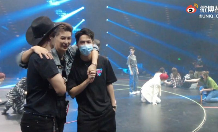 Chuyện giờ mới kể: Vương Nhất Bác 'dính như sam' với UNIQ ở hậu trường concert của công ty Ảnh 7