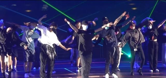 Chuyện giờ mới kể: Vương Nhất Bác 'dính như sam' với UNIQ ở hậu trường concert của công ty Ảnh 12