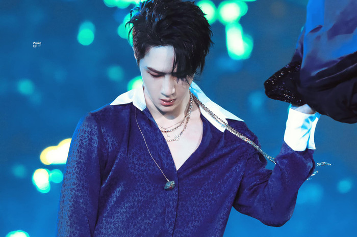 Chuyện giờ mới kể: Vương Nhất Bác 'dính như sam' với UNIQ ở hậu trường concert của công ty Ảnh 4