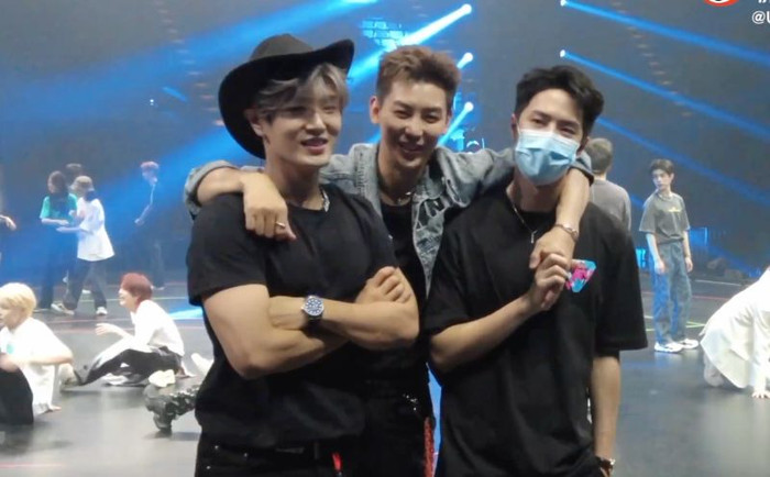 Chuyện giờ mới kể: Vương Nhất Bác 'dính như sam' với UNIQ ở hậu trường concert của công ty Ảnh 8