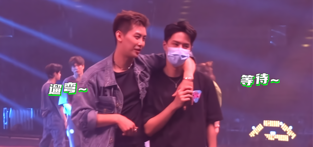 Chuyện giờ mới kể: Vương Nhất Bác 'dính như sam' với UNIQ ở hậu trường concert của công ty Ảnh 10