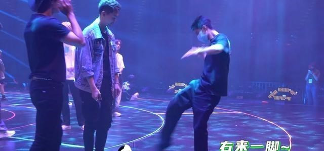 Chuyện giờ mới kể: Vương Nhất Bác 'dính như sam' với UNIQ ở hậu trường concert của công ty Ảnh 11