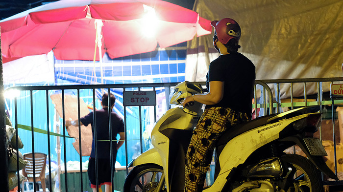 Ban quản lý chợ lập hàng rào để tránh người dân ra vào chợ tự do. 