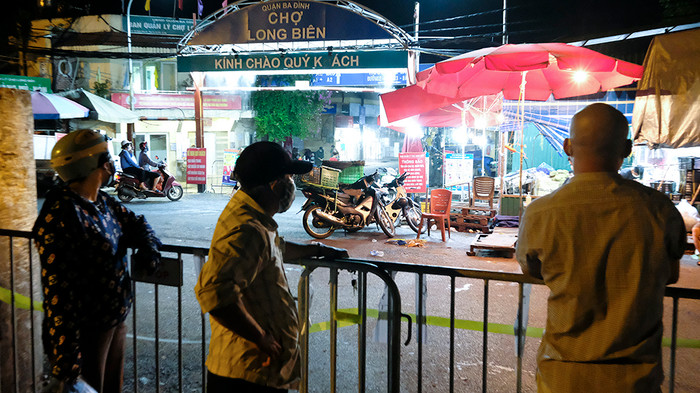 Trước đó, vào trưa 1/8, Sở Y tế Hà Nội thông tin đã ghi nhận thêm 39 ca dương tính SARS-CoV-2, trong đó có một bệnh nhân thường xuyên tới chợ Long Biên. 