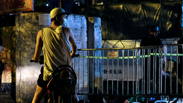 Một số người dân tới mua hàng cũng phải quay xe vì không thể vào chợ. 