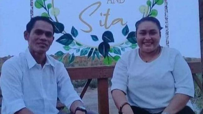 Chú rể M Cholid SPd và cô dâu NYL.