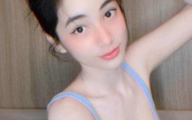 Ngồi nhà 'ăn vặt sương sương', Cẩm Đan khéo léo khoe vòng 1 căng tròn Ảnh 2