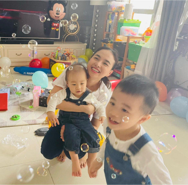 Đinh Ngọc Diệp hạnh phúc bên hai con trai Landon Đông Quân và Nolan Nam Thiên.