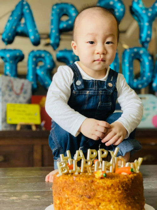 Cậu bé hiện đang chập chững biết đi khi tròn một tuổi.