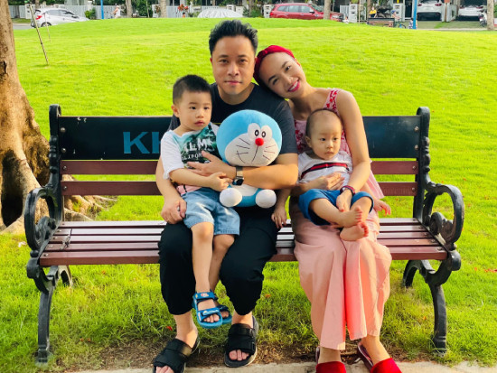 Tổ ấm hạnh phúc của nam đạo diễn phim 'Mắt Biếc'.