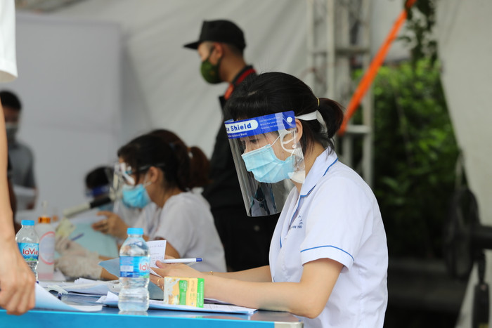 CDC Hà Nội khẩn thiết đề nghị người dân liên hệ các đơn vị y tế khi thấy có triệu chứng nhiễm Covid-19.