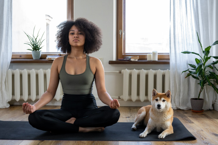 Tập thể dục thể thao cũng là một cách giúp kỳ dâu của bạn diễn ra yên bình hơn. Yoga là gợi ý số một dành cho bạn. Thường xuyên rèn luyện thể chất sẽ giúp bạn không bị ốm yếu trong những ngày này. 