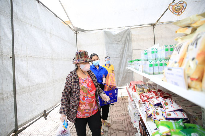 Người dân vô cùng xúc động, cảm ơn các đơn vị đã hỗ trợ trong thời điểm khó khăn.