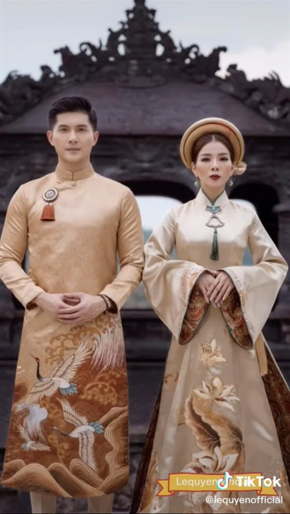 Được biết, từ hồi tháng 5/ 2021, những hình ảnh này đã được chia sẻ và dấy lên tin đồn, cả 2 chụp ảnh cưới. 