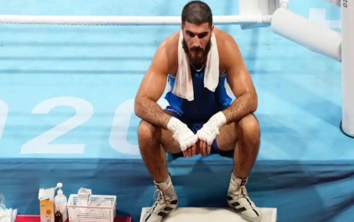 Phản đối trọng tài xử ép, võ sĩ đấm máy quay, ngồi lì trên sàn đấu cả tiếng đồng hồ Ảnh 2