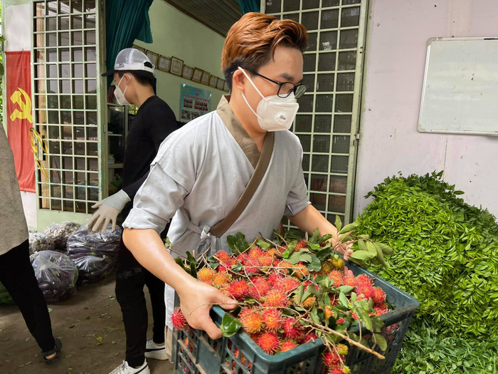 Ăn chay trường nhiều năm, MC Đại Nghĩa gặp phải 'thử thách khó' khi làm từ thiện mùa dịch Ảnh 5