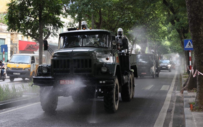 Bộ Y tế yêu cầu không phun hóa chất khử khuẩn ngoài trời, vào người trong bất cứ tình huống nào Ảnh 2