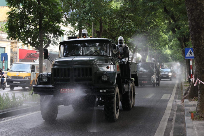 Sáng 26/7, Binh chủng hoá học cùng nhiều xe đặc chủng tiến hành phun khử khuẩn tại nhiều địa điểm trên địa bàn TP Hà Nội.