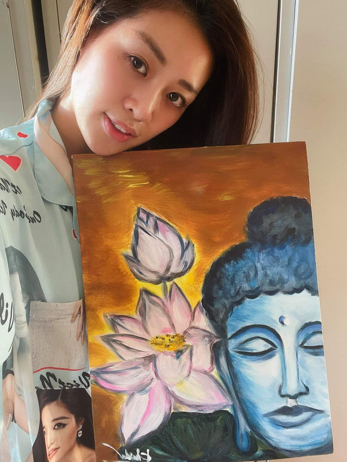 Hoa hậu Khánh Vân chưa từng để mình bị ảnh hưởng bởi những điều tiêu cực, trước đó, khi cách ly tập trung sau cuộc thi Miss Universe, người đẹp tận dụng thời gian rảnh để tập luyện, vẽ tranh.